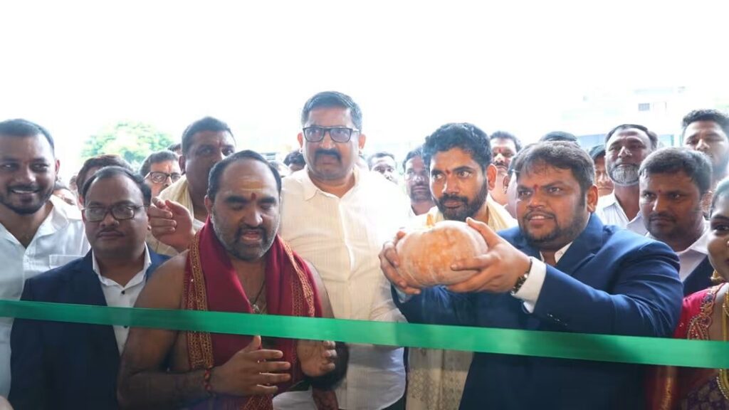 హాస్పిటల్స్ ప్రారంభోత్సవ కార్యక్రమానికి పి. నరహరి ఐఏఎస్