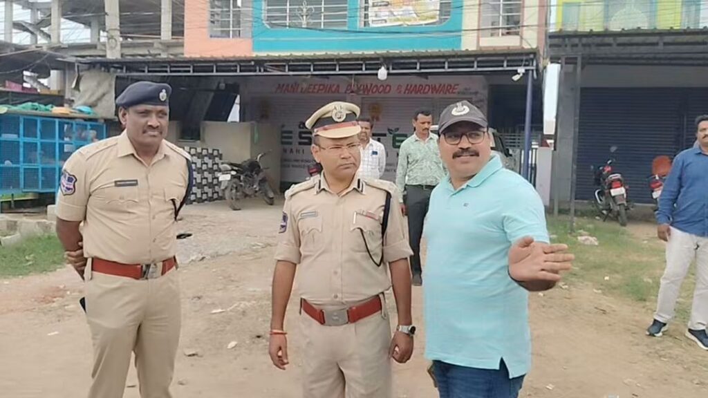 మంచిర్యాల జోన్ పరిధిలోని సీసీసీ నస్పూర్ జాతీయ రహదారిపై జరిగిన ఘోర రోడ్డు ప్రమాద స్థలాన్ని క్షేత్రస్థాయిలో పరిశీలించిన రామగుండం పోలీస్ కమిషనర్ అంబర్ కిషోర్ ఝా మంచిర్యాల డీసీపీ ఎ.భాస్కర్,ఏసీపీ ఆర్.ప్రకాష్‌