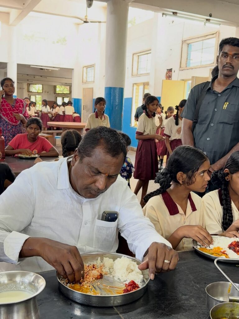 విద్యార్థుల సంక్షేమంపై రాజీ పడం..* *నాణ్యమైన విద్య పౌష్టిక ఆహారాన్ని అందించడం లక్ష్యం..* *రాష్ట్ర సాంఘిక సంక్షేమ శాఖ మంత్రి అడ్లూరి..* *చిన్న బోనాల ఎస్టీ గురుకుల పాఠశాలను పరిశీలించిన మంత్రి లక్ష్మణ్ కుమార్..