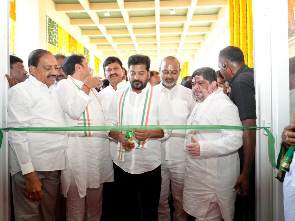 కరీంనగర్ నూతన కలెక్టరేట్‌ భవన సముదాయాన్ని ప్రారంభించి, వివిధ అభివృద్ధి పనులకు శంకుస్థాపన చేసిన ముఖ్యమంత్రి ఏ రేవంత్ రెడ్డి