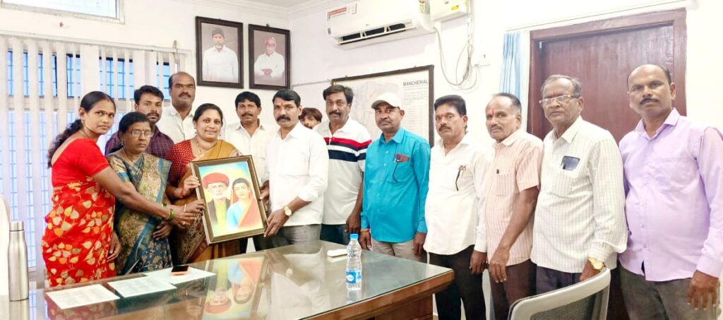 మేయర్, డిప్యూటీ మేయర్‌కు పూలే దంపతుల చిత్రపటాల అందజేత*