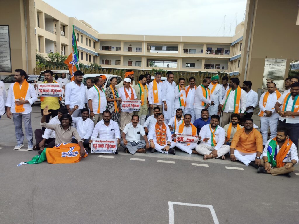 మంజూరైన రోడ్ల పనులను వెంటనే ప్రారంభించండి..