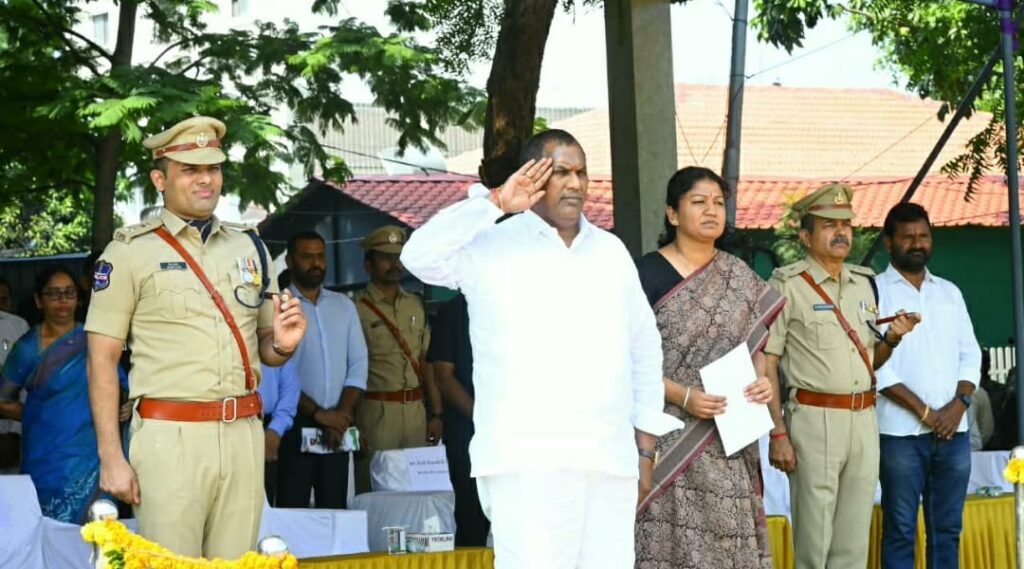 సాయుధ పోరాటం నుండి రైతాంగ పోరాటం వరకు మరువలేని చరిత్ర.. జిల్లా అభివృద్ధికి సంక్షేమానికి సహకరిస్తున్న అందరికీ ధన్యవాదాలు.. ప్రజా పాలన దినోత్సవం వేడుకల్లో మంత్రి లక్ష్మణ్ కుమార్..
