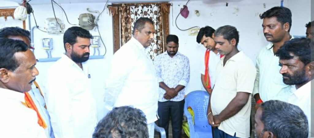 బాధిత కుటుంబాలను పరామర్శించిన సంక్షేమ శాఖ మంత్రి అడ్డూరి లక్ష్మణ్