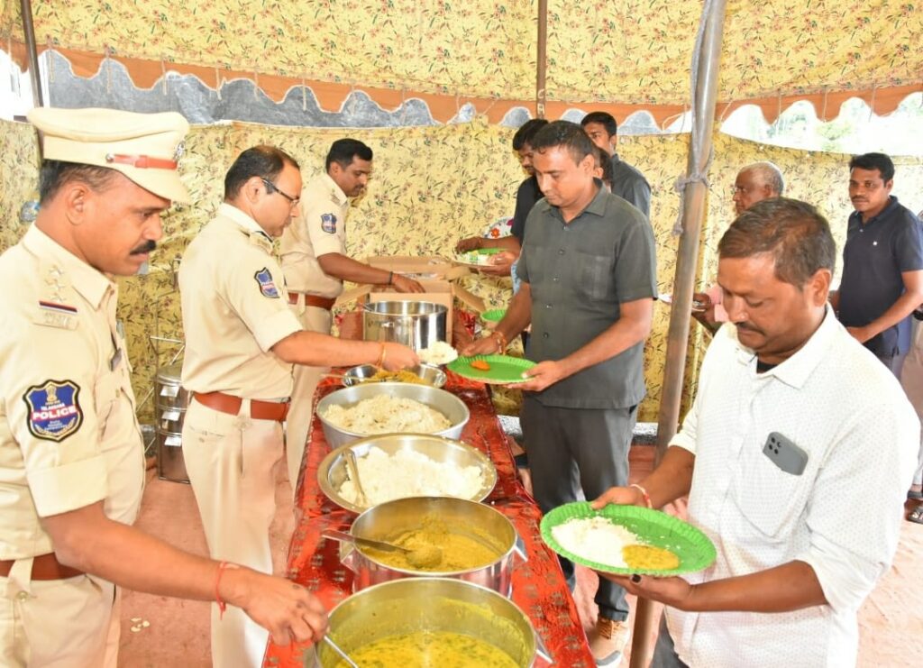 పోలీసు సిబ్బందికి స్వయంగా అన్నప్రసాదం వడ్డించిన సీపీ అంబర్ కిషోర్ ఝా