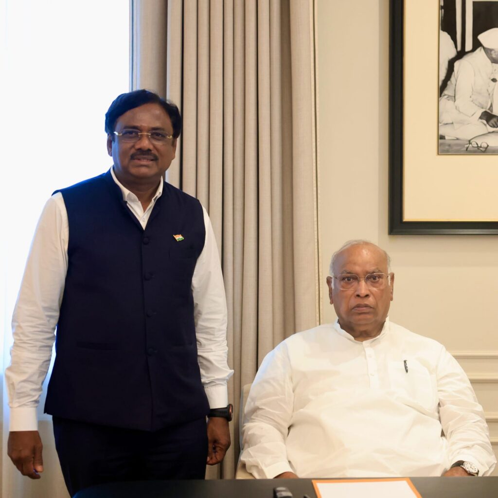 ఏఐసీసీ జాతీయ అధ్యక్షులు మల్లికార్జున ఖర్గే నీ మర్యాద పూర్వకంగా కలిసిన రాష్ట్ర మంత్రి జీ వెంకట స్వామి
