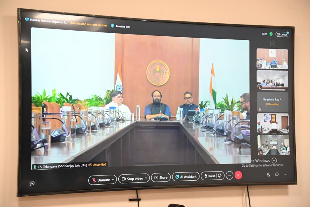 రాష్ట్రంలోని నీటిపారుదల ప్రాజెక్టులపై (ఆర్ అండ్ ఆర్) పనులపై రాష్ట్ర నీటి పారుదల శాఖ మంత్రి ఉత్తంకుమార్ రెడ్డి కలెక్టర్లతో వీడియో కాన్ఫరెన్స్