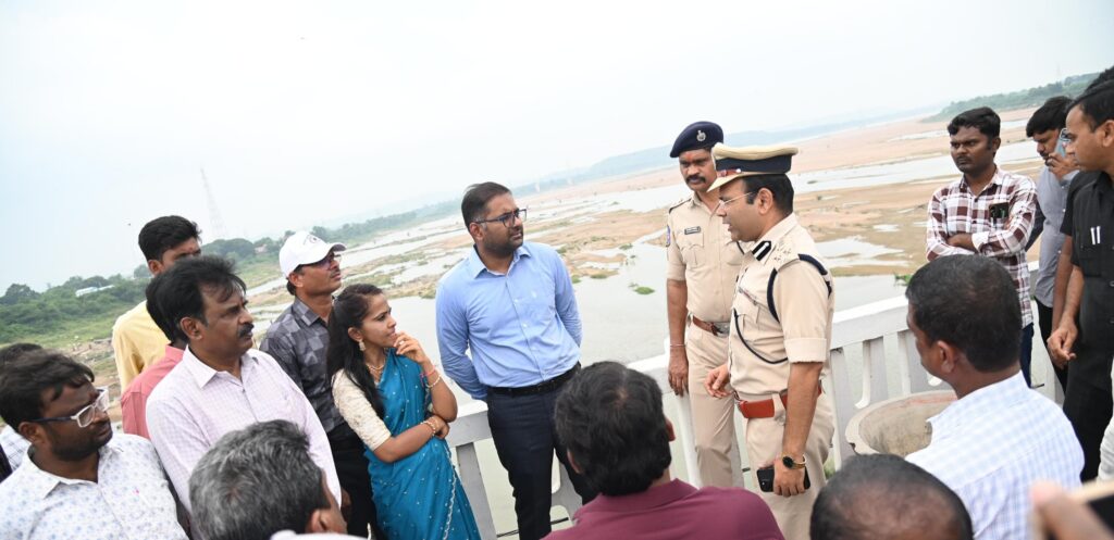 వినాయక నిమజ్జన ఏర్పాట్లను పరిశీలించిన జిల్లా కలెక్టర్ కోయ శ్రీ హర్ష …రామగుండం పోలీస్ కమిషనర్ అంబర్ కిషోర్ ఝా,(స్థానిక సంస్థల అదనపు కలెక్టర్) జె. అరుణ శ్రీ తో కలిసి ఏర్పాట్లను క్షేత్రస్థాయిలో పరిశీలన
