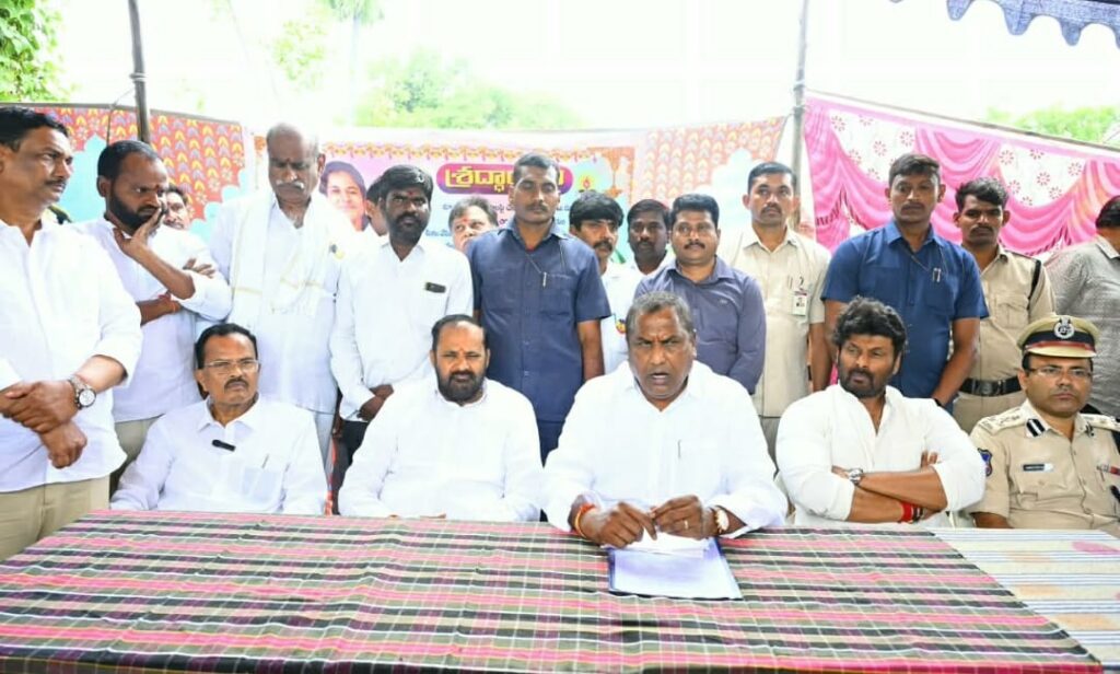 బాధిత కుటుంబానికి అండగా నిలుస్తాం.. నిందితులకు కఠిన శిక్ష పడే విధంగా చర్యలు తీసుకోవాలి.. రేగడి మద్దికుంట లో ఇంజనీరింగ్ విద్యార్థిని కుటుంబాన్ని పరామర్శించిన మంత్రి లక్ష్మణ్ కుమార్