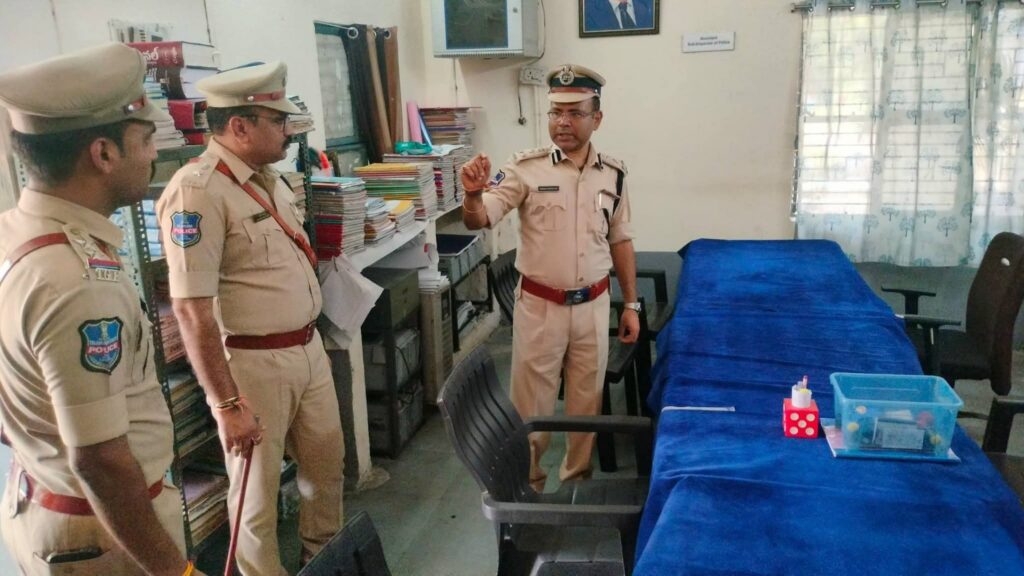 రామగుండం పోలీస్ కమిషనరేట్ మంచిర్యాల జోన్ పరిధిలోని మందమర్రి పోలీస్ స్టేషన్‌ను వార్షిక తనిఖీల్లో భాగంగా రామగుండం పోలీస్ కమిషనర్ అంబర్ కిశోర్ ఝా తనిఖీ