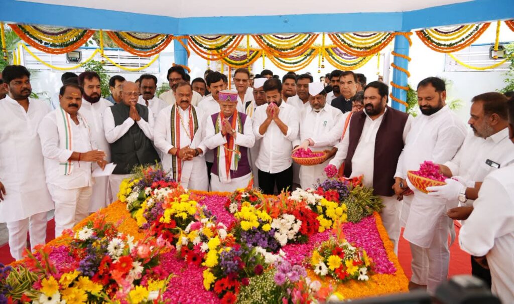 జాతిపిత మహాత్మా గాంధీ గారి జయంతి సందర్భంగా లంగర్‌హౌస్‌లోని బాపూ ఘాట్‌లో నివాళులు అర్పించిన గవర్నర్ శివ ప్రతాప్ శుక్లా తో కలిసి ముఖ్యమంత్రి A. రేవంత్ రెడ్డి