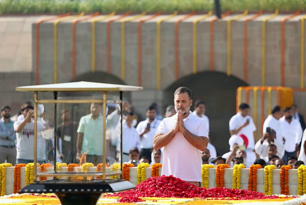 రాహుల్ గాంధీ మహాత్మా గాంధీకి రాజ్ ఘాట్ వద్ద ఘన నివాళి