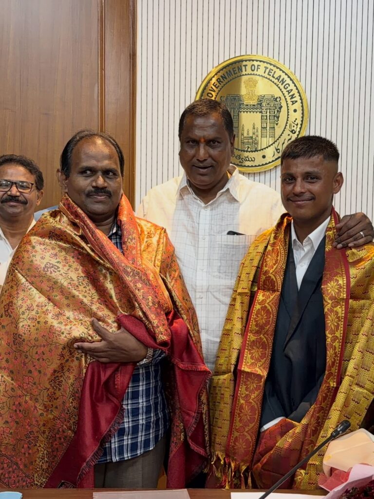 హిమాచల్ ప్రదేశ్ లోని మౌంట్ తరంగ్ 2 పర్వతాన్ని అధిరోహించి రికార్డు సృష్టించిన గురుకుల విద్యార్థి 6,027 మీటర్ల ఎత్తైన మౌంట్‌ అవలీలగా అధిరోహించిన ఇస్లావత్‌ బన్నీ తొలి భారతీయ బృందంలో చోటు.. విద్యార్థిని అభినందించిన సంక్షేమ అడ్లూరి లక్ష్మణ్‌కుమార్‌