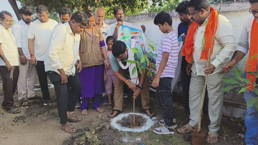 గాంధీ జయంతి సందర్భంగా క్లీన్ అండ్ గ్రీన్ కార్యక్రమం చేపట్టిన సిర్పూర్ శాసనసభ్యులు.