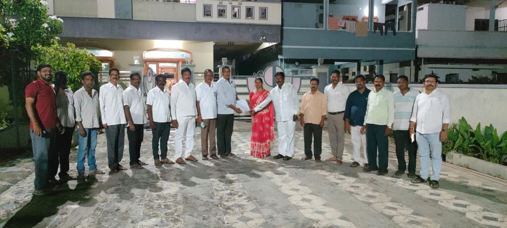 దమ్మపేట రోడ్డులో సమస్యలు పరిష్కరించాలని వినతి కొత్తగూడెం ఆర్సీ/పాల్వంచ,ఆగస్టు 21