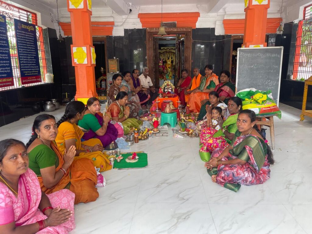 నెక్కొండలో ఘనంగా సామూహిక వరలక్ష్మి వ్రతాలు