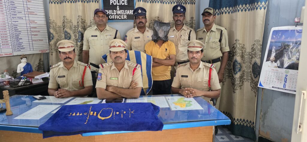 చోరీ కేసుల్లో నిందితుడి అరెస్ట్… రూ.2.10 లక్షల విలువైన బంగారు ఆభరణాలు స్వాధీనం: వైరా సిఐ