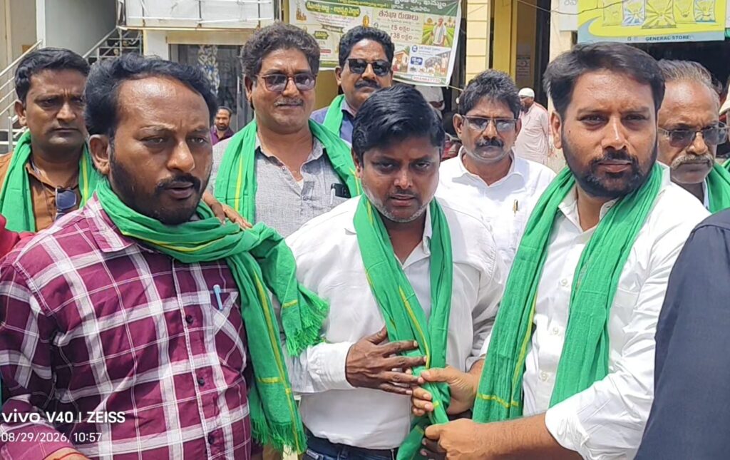 పాదయాత్ర ప్రకంపనలు… ఎందుకింత ఉలికిపాటు?*