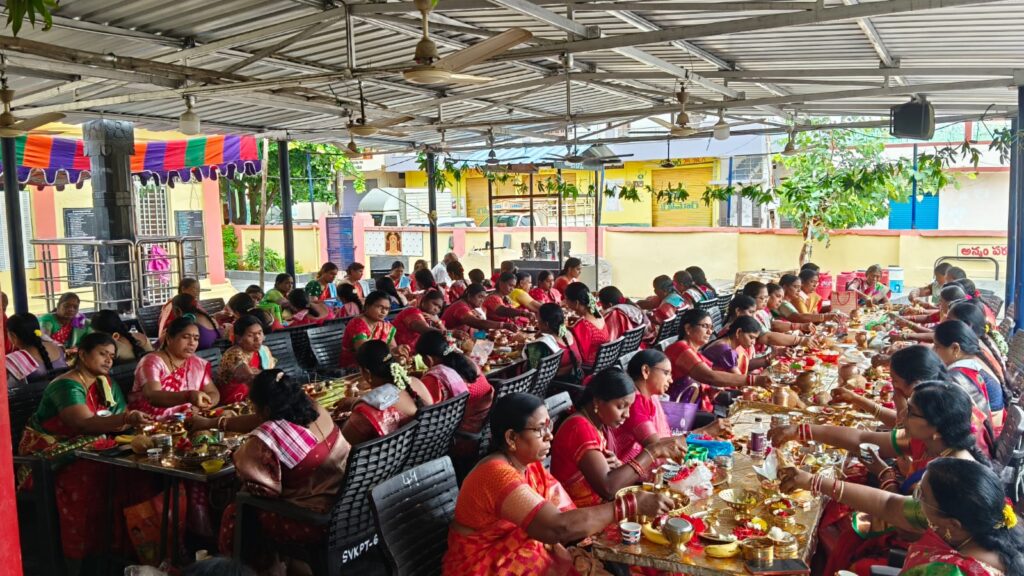 వాసవి కన్యకా పరమేశ్వరి ఆలయంలో సామూహిక కుంకుమార్చన.
