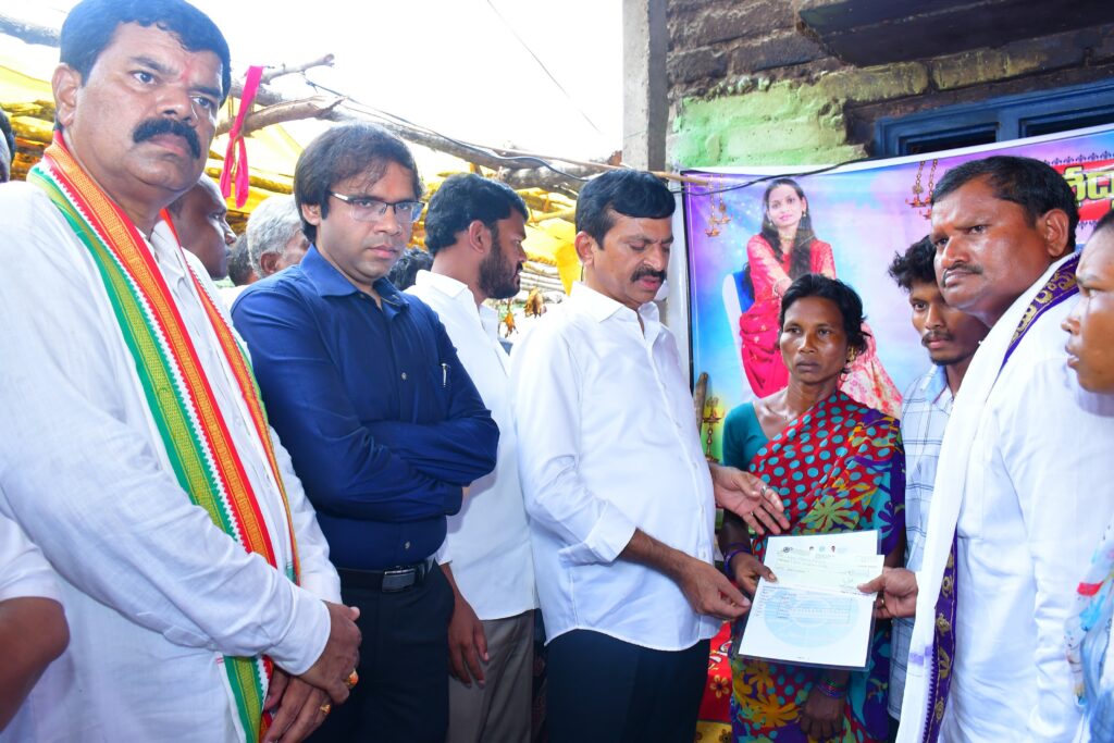 ప్రభుత్వం తరఫున శిరీష కుటుంబంకు రూ.5 లక్షల ఆర్థిక సహాయం చెక్కును, అలాగే ఇందిరమ్మ ఇల్లు మంజూరు