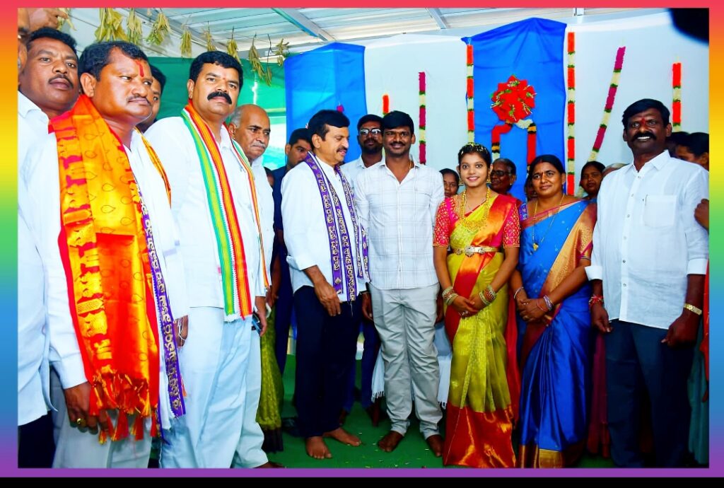 నూతన దంపతులకు మంత్రి పొంగులేటి శ్రీనివాసరెడ్డి, ఎమ్మెల్యే పాయం వెంకటేశ్వర్లు ఆశీస్సులు