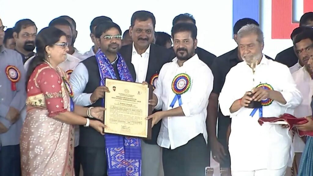విశిష్ట ప్రతిభా పురస్కారం అందుకున్న జిల్లా కలెక్టర్ కుమార్ దీపక్