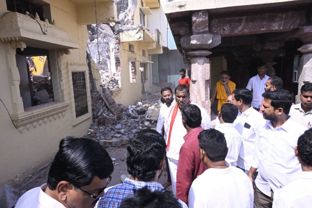 ధర్మపురి శ్రీ లక్ష్మీనరసింహస్వామి దేవాలయం నిర్మాణ పనులు పరిశీలించారు మంత్రి అడ్లూరి లక్ష్మణ్