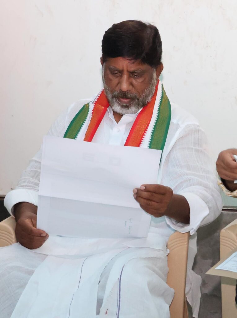 ప్రజలకు ప్రాథమిక సౌకర్యాల కల్పనలో నిర్లక్ష్యాన్ని సహించేది లేదు అభివృద్ధి, సంక్షేమ పనులను గడువులోగా పూర్తి చేయాలి తాగునీటి సమస్యలపై అధికారులు తక్షణమే స్పందించాలి రూ.57.69 కోట్లతో 9 పాఠశాలలను మోడల్ స్కూళ్లుగా ఆధునికీకరిస్తున్నాం 10 వేల మంది మహిళలకు ఉపాధి, స్వయం ఉపాధి కల్పించేలా నైపుణ్య శిక్షణ అధికారులకు డిప్యూటీ సీఎం భట్టి విక్రమార్క దిశానిర్దేశం