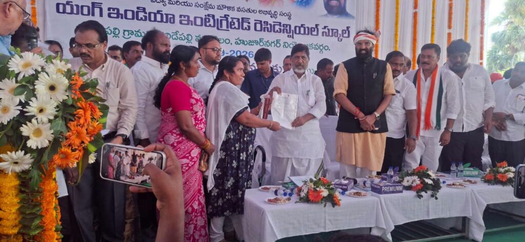 200 కోట్ల రూపాయలతో నిర్మాణంలో ఉన్న యంగ్ ఇండియా ఇంటిగ్రేటెడ్ రెసిడెన్షియల్ స్కూల్ పనులను పరిశీలించిన డిప్యూటీ సీఎం బట్టి విక్రమార్క , నీటిపారుదల పౌరసరఫరాల శాఖ మంత్రి ఉత్తమ్ కుమార్ రెడ్డి