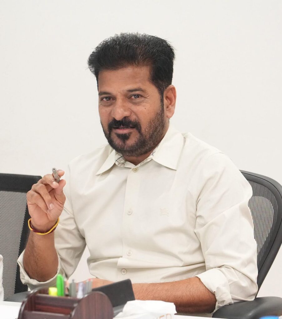సిద్దిపేట జిల్లా మర్కూక్ మండలం ఎర్రవల్లి, శివారు వెంకటాపురం గ్రామాల భూములకు సంబంధించిన అంశంపై ముఖ్యమంత్రి  ఎ. రేవంత్ రెడ్డి అధికారులతో సమీక్షించారు.