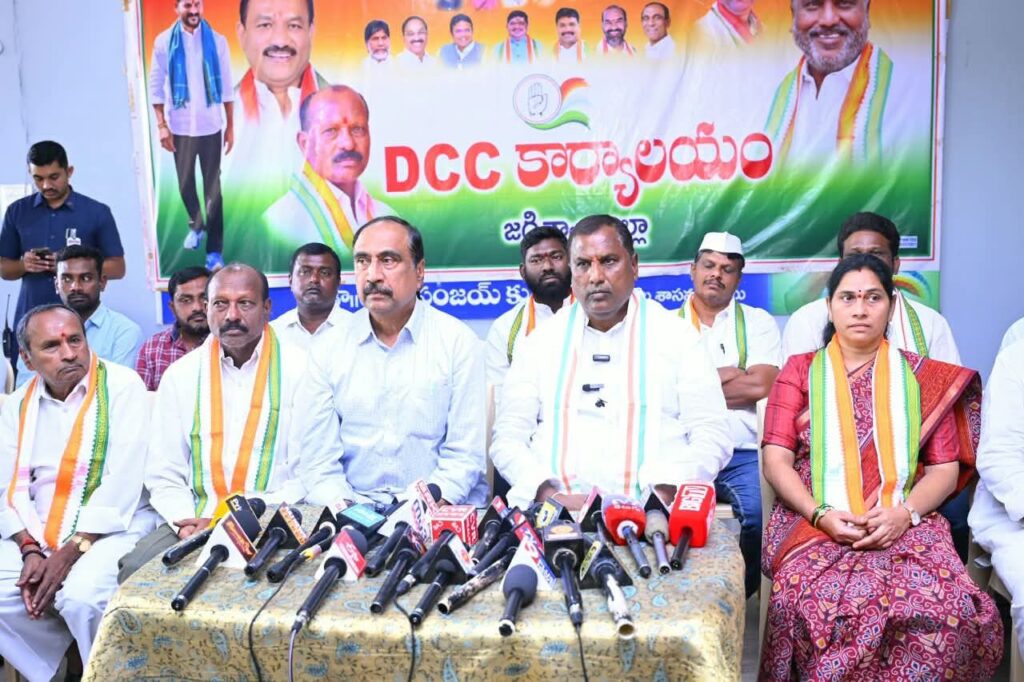తక్కువ నీటి అవసరమున్న ప్రత్యామ్నాయ పంటల సాగుపై రైతులు దృష్టి సారించాలి తాగునీటికి అత్యంత ప్రాధాన్యత ఇవ్వాలి: రాష్ట్ర సంక్షేమ శాఖ మంత్రి అడ్లూరి లక్ష్మణ్ కుమార్