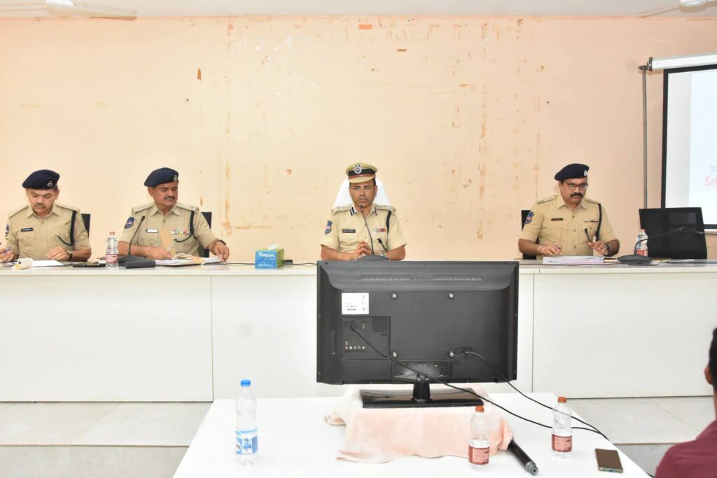 పెండింగ్ కేసులపై ప్రత్యేక దృష్టి సారించాలి, నేర నియంత్రణకు పటిష్ట చర్యలు చేపట్టాలి: పోలీస్ కమిషనర్ అంబర్ కిషోర్ ఝా