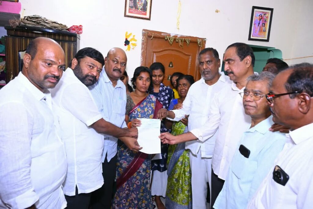 సుదర్శన్‌ గౌడ్‌ కుటుంబానికి 6 లక్షల రూపాయల చెక్కును అందజేసిన మంత్రి అడ్లూరి లక్ష్మణ్,మృతుడి కుటుంబానికి ప్రభుత్వం తరపున అన్ని విధాలుగా అండగా ఉంటాం..