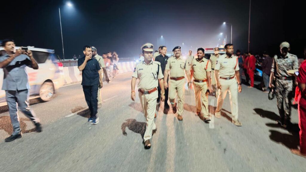 గోదావరి బ్రిడ్జి వద్ద దుర్గామాత విగ్రహాల నిమజ్జన బందోబస్తును పర్యవేక్షించిన పోలీస్ కమిషనర్