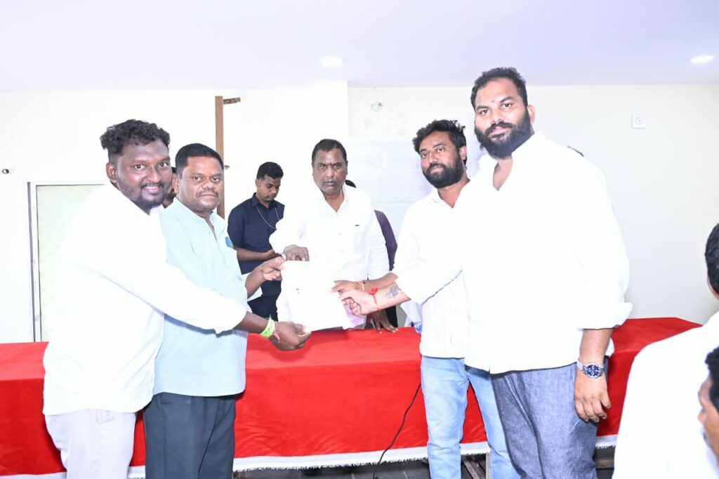 ఎంపీడీవో కార్యాలయంలో ఏర్పాటు చేసిన సీఎంఆర్ఎఫ్ చెక్కుల పంపిణీ