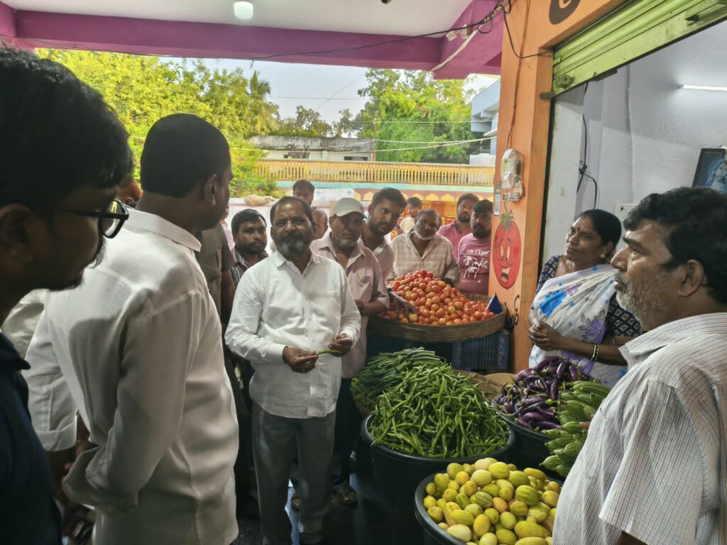 ఇల్లందు కూరగాయల మార్కెట్‌ను సందర్శించిన ఎమ్మెల్యే కోరం కనకయ్య