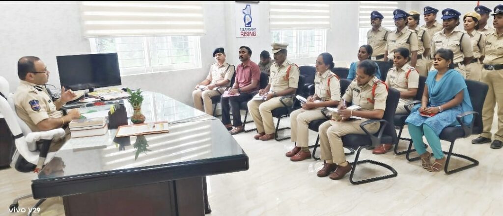 మహిళలు,బాలికల భద్రతలో షీ టీమ్స్ కీలక పాత్ర పోషించాలి- సీపీ అంబర్ కిషొర్ ఝా  ఆకతాయిలపై కఠిన చర్యలు తీసుకోవాలి