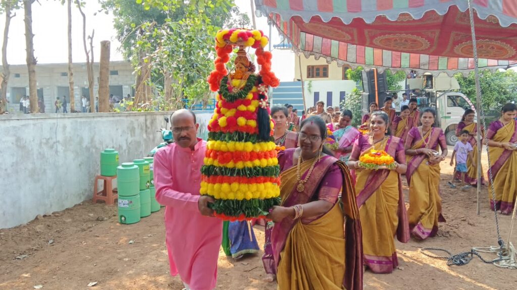 సూర్య పబ్లిక్ స్కూల్ లో ఘనంగా బతుకమ్మ సంబరాలు 