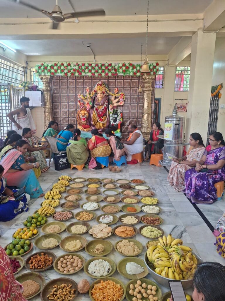 లక్షెట్టిపేట వాసవి కన్యకా పరమేశ్వరి ఆలయంలో ఘనంగా నవరాత్రి ఉత్సవాలు.  అమ్మవారికి 10 8 నైవేద్యాలు సమర్పణ.