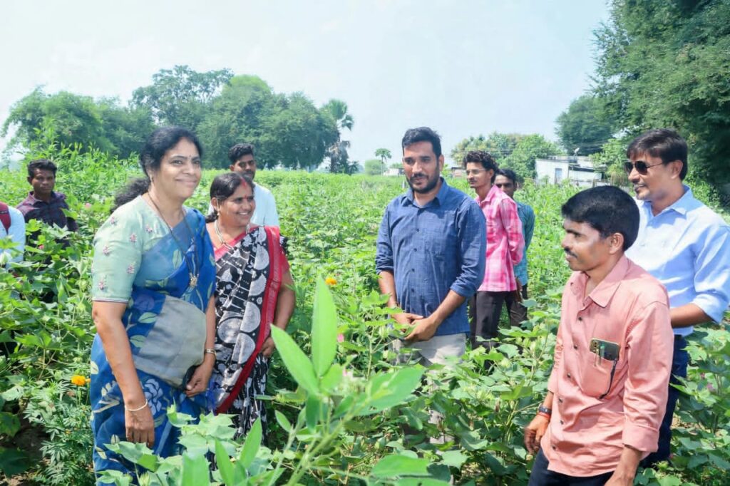 రైతులతో కలెక్టర్ ముఖాముఖి.పెరటి కోళ్ల పెంపకం, వర్మీ కంపోస్ట్ తయారీతో రైతులకు అదనపు ఆదాయం.