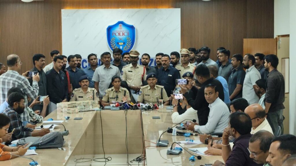 పోలీసులమంటూ వ్యాపారి కిడ్నాప్.. రూ.15 కోట్ల డిమాండ్.. రూ.1.3 కోట్లు వసూలు