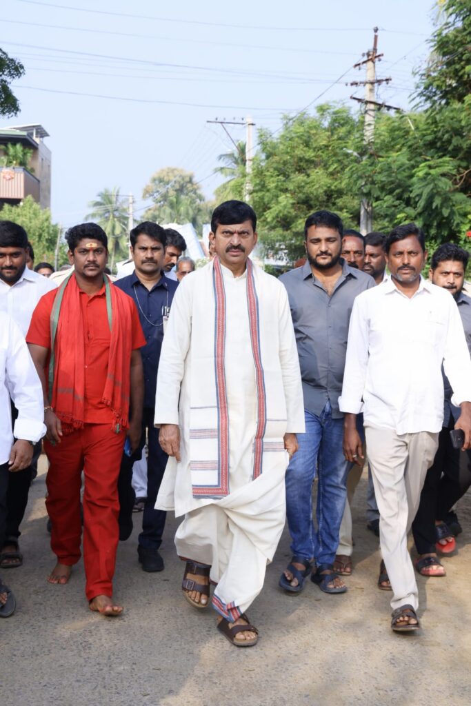 దసరా వేళ స్వగ్రామానికి పొంగులేటి..నారాయణపురంలో పండుగ సందడి*_ _*పంచెకట్టులో సంప్రదాయబద్ధంగా ప్రత్యేక పూజలు.. గ్రామస్తులకు శుభాకాంక్షలు