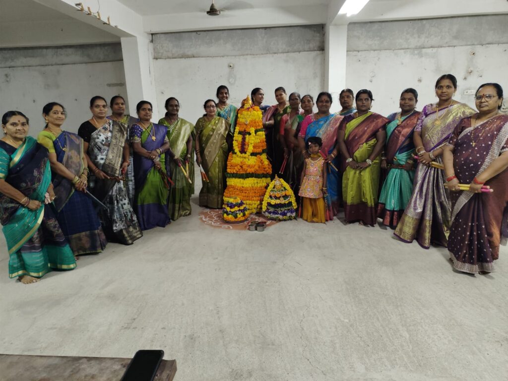 ఇబ్రహీంపట్నం ఆర్యవైశ్య సంఘంలో ఘనంగా బతుకమ్మ సంబరాలు సంప్రదాయ దుస్తుల్లో మహిళల సందడి.. ఆటపాటలతో పండుగ వాతావరణం…